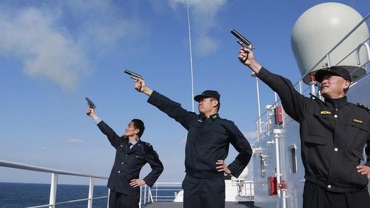 Quân đội Trung Quốc nổ súng báo hiệu bắt đầu cuộc tập trận Hải quân. Ảnh: Reuters