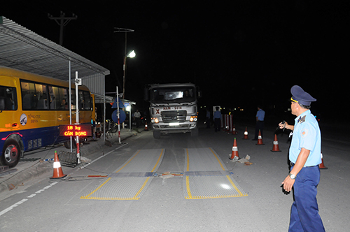 Tổ kiểm tra tải trọng xe liên ngành tỉnh Hà Nam làm việc trong đêm 24/7