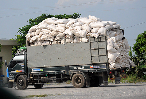 Xe tải chở clinker cho nhà máy xi măng Bút Sơn, Hà Nam