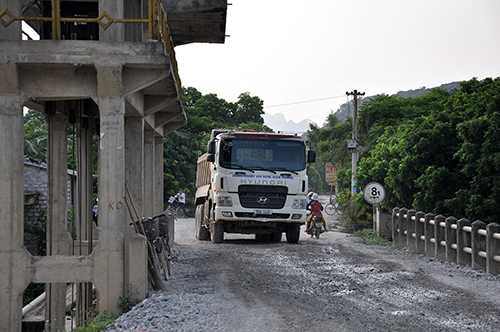 Con đường ven sông Đáy (Hà Nam) bị băm nát bởi xe chở vật liệu của các doanh nghiệp xi măng