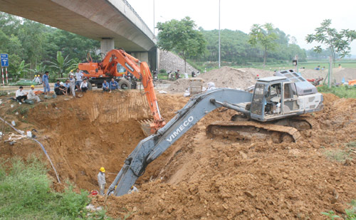 Đường ống nước sạch sông Đà đã 9 lần vỡ sau 3 năm sử dụng. Ảnh: Lê Quân