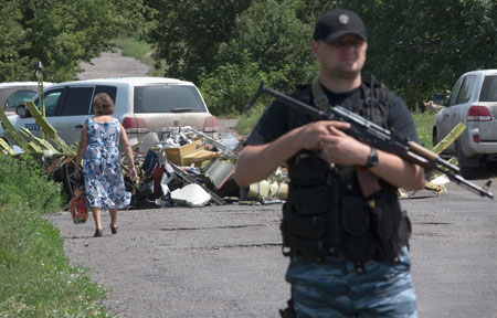 Những cuộc giao tranh tại Donetsk khiến các nhà điều tra quốc tế không thể tiếp cận hiện trường MH17
