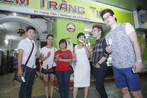 Phương Thanh và Quang Hà vui vẻ giao lưu và chụp hình cùng fan.