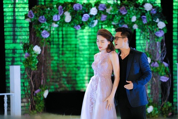 Trong chương trình Gala Nhạc Việt 4 – “Những giấc mơ trở về”, Hồ Ngọc Hà và Hà Anh Tuấn có màn song ca trong ca khúc ballad lãng mạn 