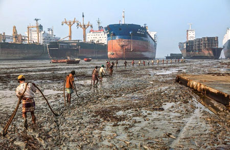 Công nhân Bangladesh chấp nhận chịu độc hại, nguy cơ mất an toàn lao động chỉ để đổi lấy 3-4 USD tiền công một ngày