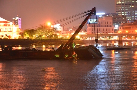 Vụ chiếc xà lan 100 tấn bị chìm vào ngày 25/7 đã được cơ quan chức năng trục vớt 