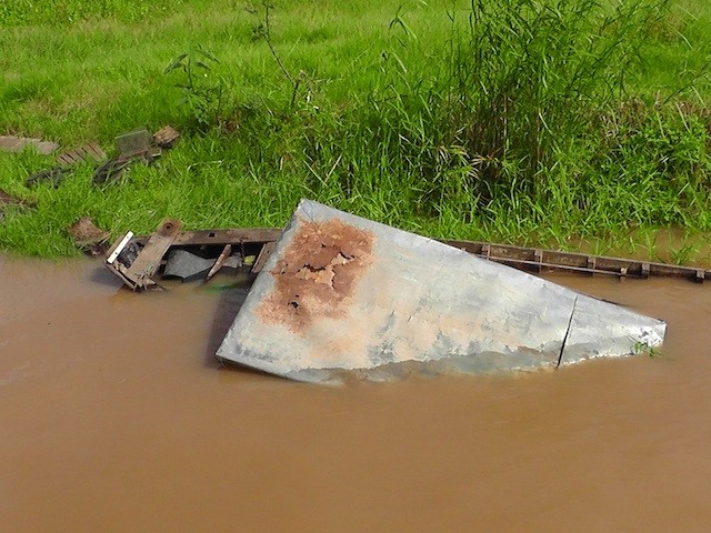 Chiếc ghe gỗ bị tông chìm xuống nước. 