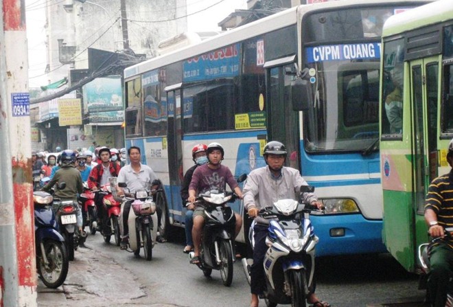 Đường Lê Văn Việt khá nhỏ nhưng có nhiều tuyến xe buýt lưu thông nên dễ gây tai nạn. 