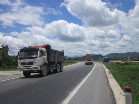 Hàng loạt xe “hổ vồ” lưu thông trên đường tránh Huế (hướng Nam – Bắc)
