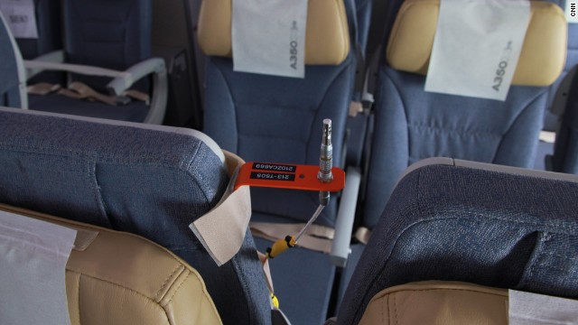 Nhiệt kế được nối ngay cạnh ghế, đo nhiệt độ và gửi về hệ thống quản lý trên máy bay