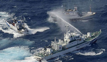 Tàu tuần tra Nhật (gần) phun vòi rồng vào tàu Đài Loan hồi tháng 9.2012 .