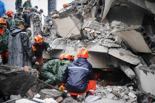 Nhân viên cứu hộ đang tìm kiếm nạn nhân trong các đống đổ nát
