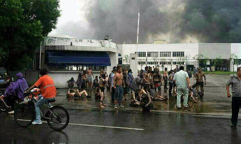 Các nạn nhân lấm lem khói bụi hốt hoảng tháo chạy ra trước cổng công ty sau khi vụ nổ xảy ra tại Côn Sơn, Trung Quốc