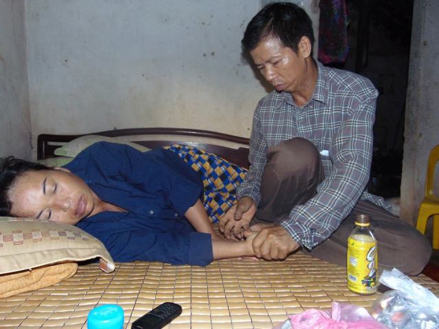 Ông Nguyễn Thanh Chấn đang chăm sóc vợ tại nhà riêng ở huyện Việt Yên - Bắc giang.