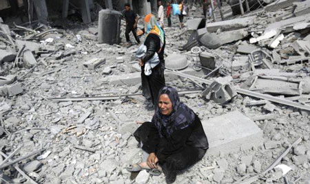 Một phụ nữ Israel khóc nức nở khi hàng loạt ngôi nhà bị phá hủy do các cuộc không kích của Israel