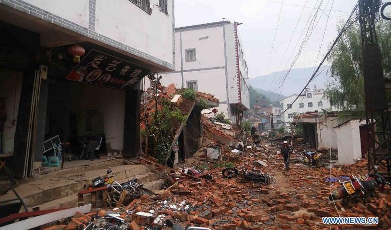 Rất nhiều ngôi nhà tại bị phá hủy do động đất gây ra rung lắc mạnh