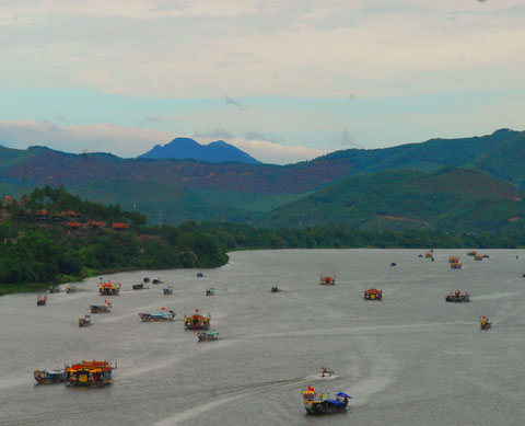 Những chiếc thuyền rồng nối đuôi nhau trên sông Hương chở người dân và du khách về điện Hòn Chén tham gia lễ hội