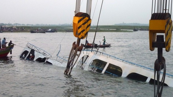 Nhân viên cứu hộ tìm kiếm người mất tích trong vụ chìm phà trên sông Meghna ở huyện Munshiganj, cách Dhaka khoảng 50km về phía nam vào tháng 5/2014. Ảnh: AFP