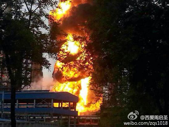 Ngọn lửa bùng cháy dữ dội tại nhà máy lọc dầu của PetroChina