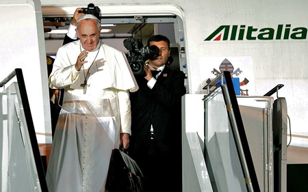 Đức Giáo Hoàng cũng không có một chuyên cơ riêng. Khi cần ra nước ngoài, Đức giáo hoàng sử dụng một chiếc máy bay của hãng hàng không của Italy Alitalia được gọi là Shepherd One.