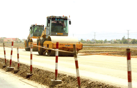 Các nhà thầu đang đẩy nhanh tiến độ thi công mở rộng QL1 đoạn qua Ninh Thuận