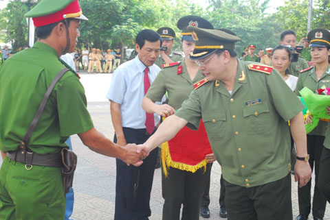 Thứ trưởng Bộ công an trao cờ cho các đoàn