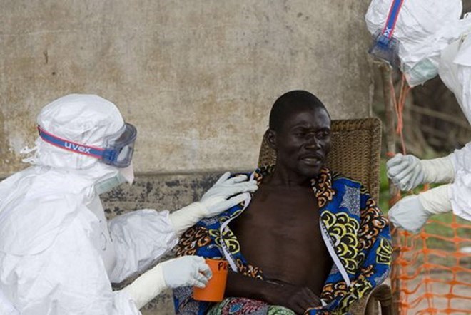 Bác sỹ chăm sóc cho bệnh nhân bị nhiễm Ebola. Ảnh: Skai