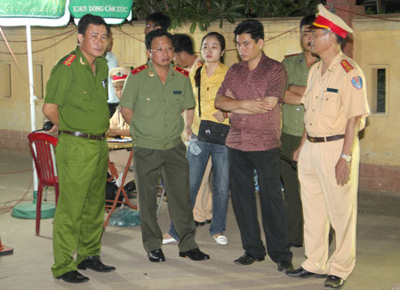 Thiếu tướngMai Văn Hà, Giám đốc Công an tỉnh Thừa Thiên - Huế (người đứng thứ hai từ trái sang)