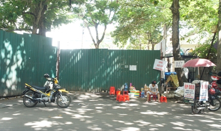Ngã ba đường Nguyễn Huy Tự - đường Lê Lợi vẫn bị bít kín