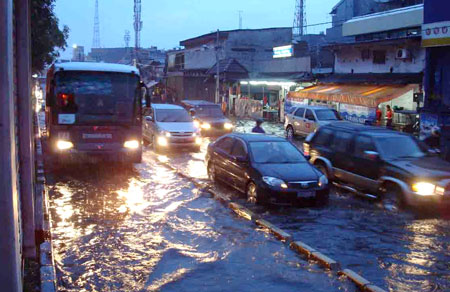 Cảnh đường sá ngập lụt tại Thủ đô Jakarta, Indonesia