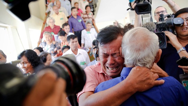 Soum Rithy, người đã mất cha và ba anh chị em trong chế độ Khmer Đỏ, bật khóc trong phiên tòa. Ảnh: Reuters