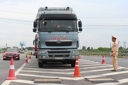 Trạm cân xe tại Km 0 đường cao tốc Nội Bài - Lào Cai ngày 6/8 không phát hiện xe nào chở quá tải trọng (chụp sáng 6/8)