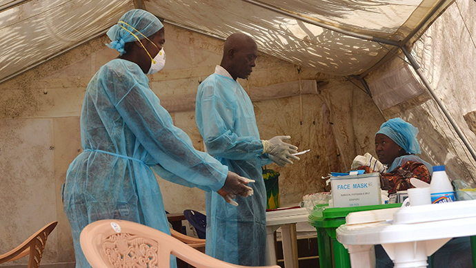 Nhân viên y tế lấy mẫu máu để xét nghiệm vi rút Ebola tại một căn lều kiểm tra tại bệnh viện của chính quyền địa phương tỉnh Kenema, Sierra Leone ngày 30/6/2014. Ảnh: Reuters