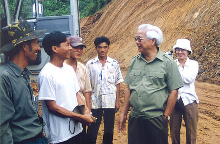 Cố Thủ tướng Võ Văn Kiệt trong một lần đi thăm đường Hồ Chí Minh