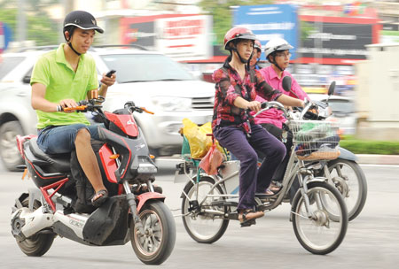 Nhiều người đi xe máy điện không đăng ký còn vi phạm Luật Giao thông Đường bộ Ảnh: Khánh Linh