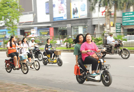 Người trực tiếp sử dụng cũng khó phân biệt được sự khác nhau giữa xe đạp điện và xe máy điện Ảnh: K.Linh