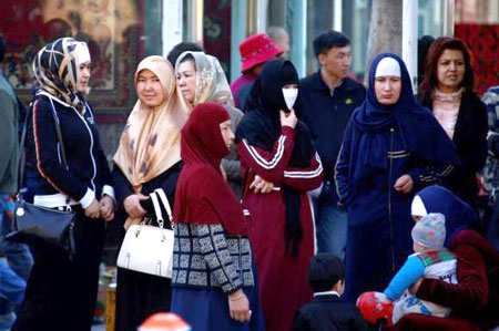 Những người phụ nữ Duy Ngô Nhĩ đang đứng chờ tại bến xe buýt ở TP Urumqi