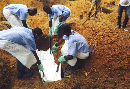 Thay vì để các tình nguyện viên thu gom xác các nạn nhân về chôn, người nhà nạn nhân lại vứt xác người bệnh ra đường