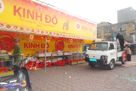 Công an quận Thanh Xuân lập biên bản quầy bánh Trung thu trên đường Trường Chinh, Hà Nội