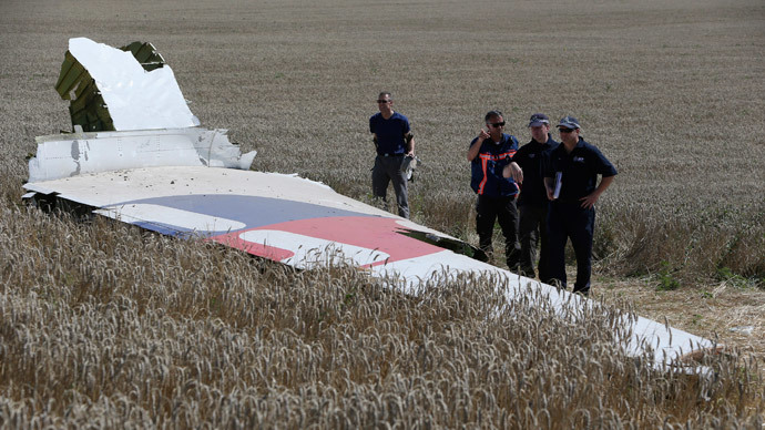 Các chuyên gia quốc tế kiểm tra hiện trường khu vực MH17 bị rơi. Ảnh: Reuters