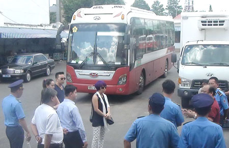Xe Thành Bưởi bị Thanh tra Bộ GTVT cùng Thanh tra Sở GTVT Đồng Nai bắt quả tang giả danh xe hợp đồng nhưng chạy như tuyến cố định