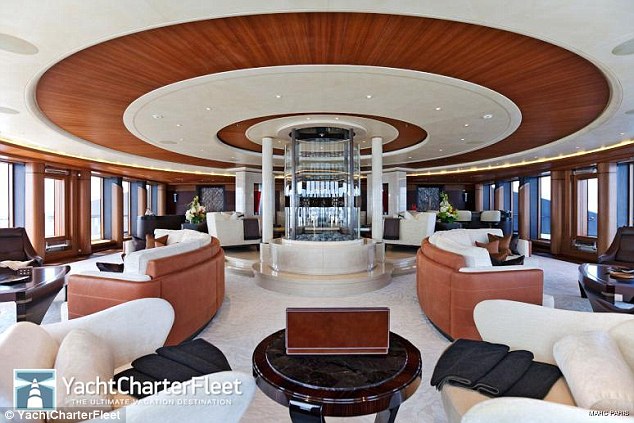 Phòng lớn trên siêu du thuyền Serene có thể là nơi tổ chức bữa tiệc cho 
