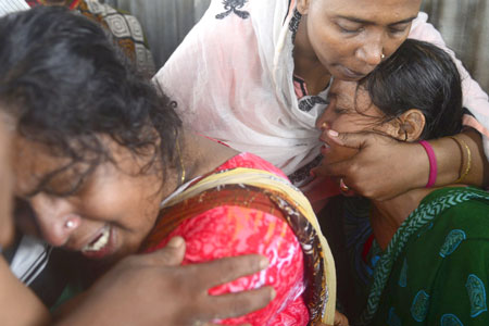Gia đình nạn nhân vụ chìm phà tại Bangladesh khóc nấc khi biết tin người thân nằm trong số 125 người mất tích