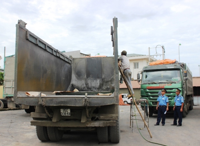 Ngày 9/8, lực lượng chức năng Thanh Hóa đang giám sát việc cắt thành thùng xe 35C-008.67 vi phạm