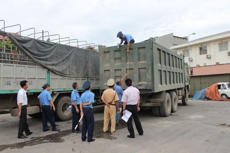 Lực lượng chức năng tỉnh Thanh Hóa đang tiến hành đo lại kích thước thành thùng xe 35C-008.67