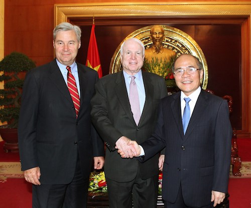 Chủ tịch Quốc hội Nguyễn Sinh Hùng tiếp hai thượng nghị sỹ John McCain (giữa) và Sheldon Whitehouse (bên trái).