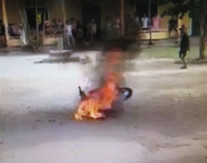 Chiếc xe máy bị người dân đốt cháy rụi