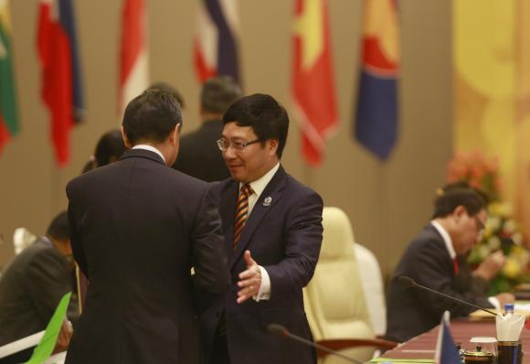 Phó Thủ tướng, Bộ trưởng Ngoại giao Phạm Bình Minh (phải) bắt tay Ngoại trưởng Trung Quốc Vương Nghị
