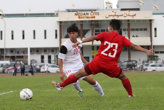 U19 Việt Nam (trắng) vượt trội đối thủ