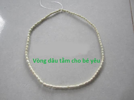 Vòng tay dâu tằm cho trẻ nhỏ được rao bán